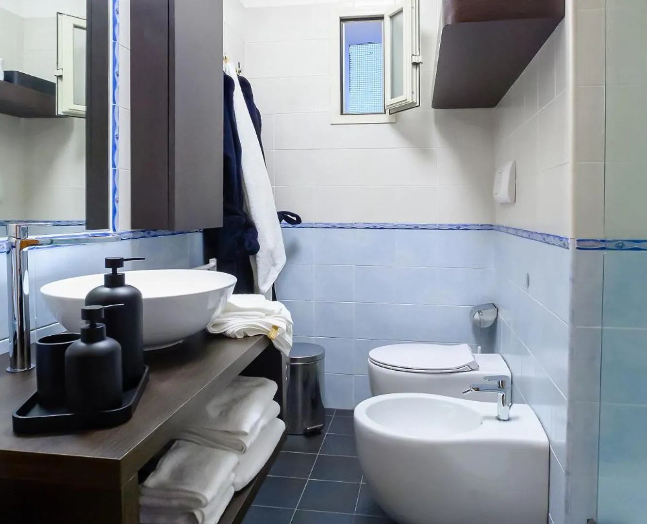 Apartment Caracciolo Deluxe Suite - Chiaia Lungomare Naples Italy